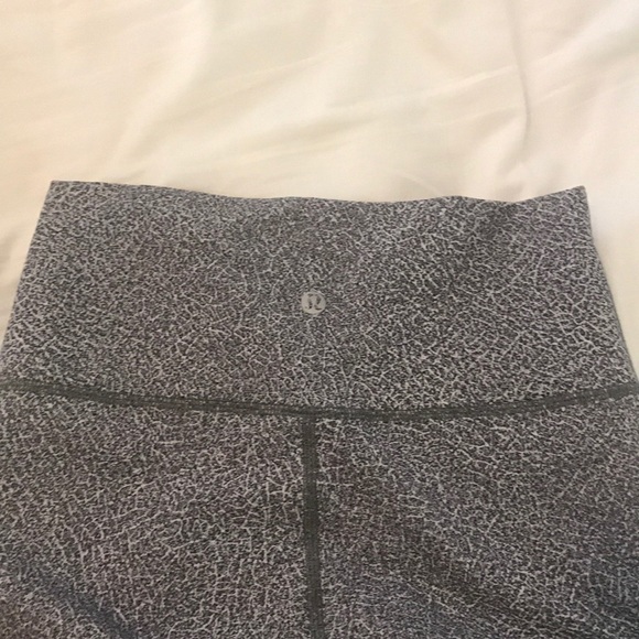 Cropped Lulu-Lemon Leggings - Picture 3 of 4